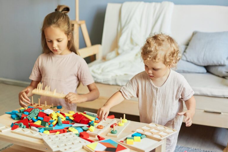Guia Prático com Atividades de Consciência Fonológica para Imprimir e Aplicar na Sala de Aula Duas crianças brincando com blocos de montar em uma mesa.